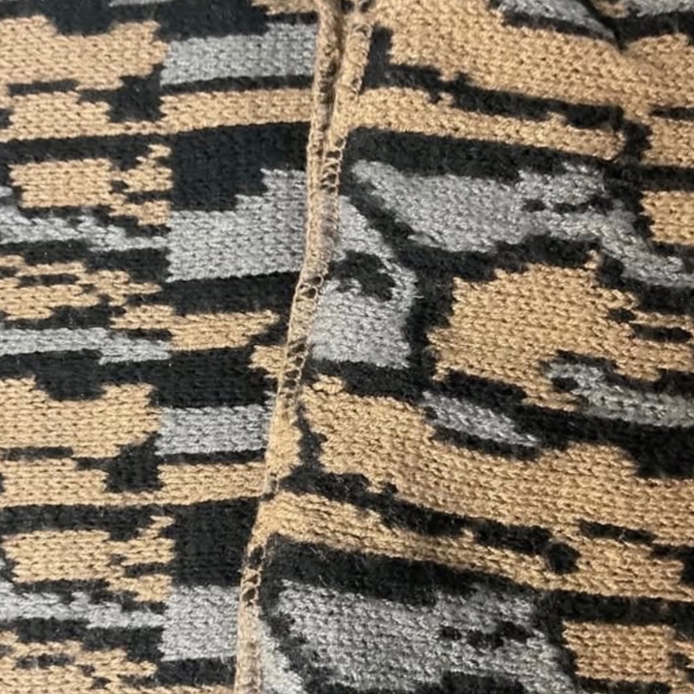 2 Hunting Hats and 1 Camouflage Scarf - Picture 5 of 5